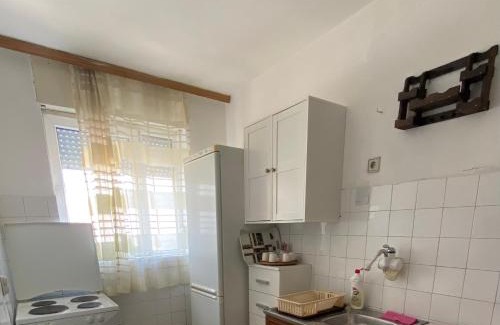 Mejë Apartamento | Sunlit City Apartment Gjakova