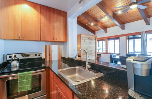 Tahoe Woods Condominio | Dos estudios con piscina compartida, bañera de hidromasaje, gimnasio y tenis, cerca del esquí, ¡los perros están bien!