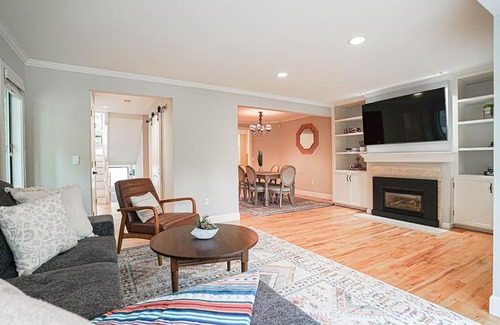West Bellevue Casa | Sunlit contemporary Bellevue Home w a Lush Garden