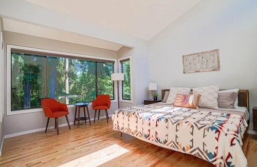 West Bellevue Casa | Sunlit contemporary Bellevue Home w a Lush Garden