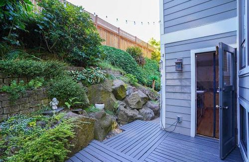 West Bellevue Casa | Sunlit contemporary Bellevue Home w a Lush Garden