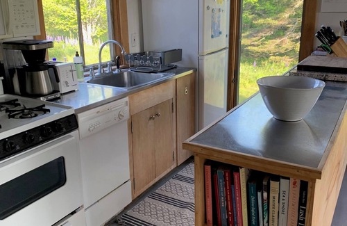 Stonington Cabaña | Sunlit Cottage on Crockett Cove