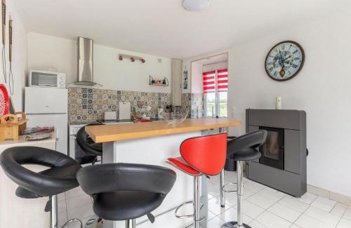 Isigny-sur-Mer Casa | Sunlit Garden Escape Normandy