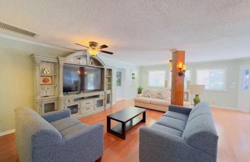 Little River Casa | Sunlit Hideaway 3BR 2BA house pool