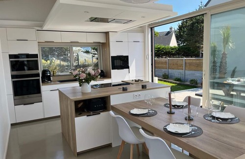 Barneville-Carteret Cabaña | Casa moderna con terraza amplia, jardín privado y bicicletas, cerca del mar