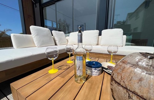 Barneville-Carteret Cabaña | Casa moderna con terraza amplia, jardín privado y bicicletas, cerca del mar