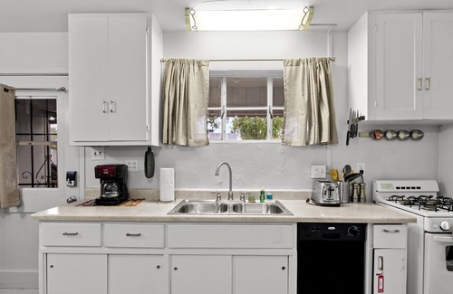 Camelback East Apartamento | Sunlit Palm Cottage in Uptown Phoenix