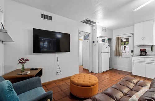 Camelback East Apartamento | Sunlit Palm Cottage in Uptown Phoenix