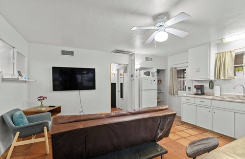 Camelback East Apartamento | Sunlit Palm Cottage in Uptown Phoenix