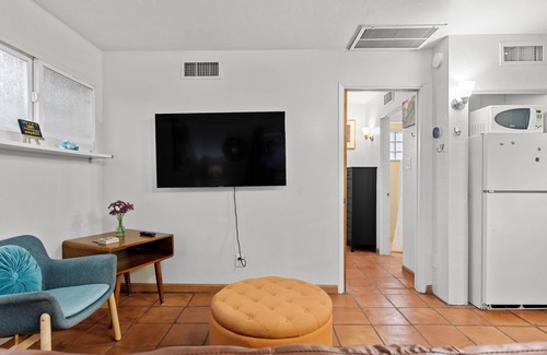 Camelback East Apartamento | Sunlit Palm Cottage in Uptown Phoenix