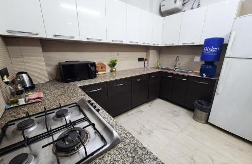 Greater Kailash Apartamento | Sunlit Premium 1BHK Suite with big kitchen 9