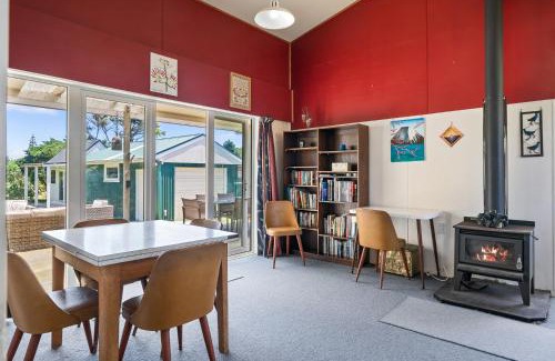 Te Horo Beach Casa | Sunlit Retreat - Te Horo Beach Holiday Home