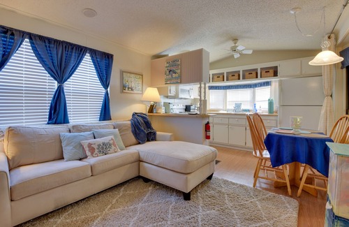 Braden River Cabaña | Sunlit Sarasota Cottage w/ Screened Porch!