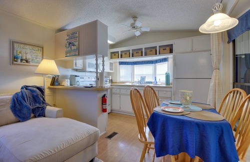 Braden River Cabaña | Sunlit Sarasota Cottage w/ Screened Porch!