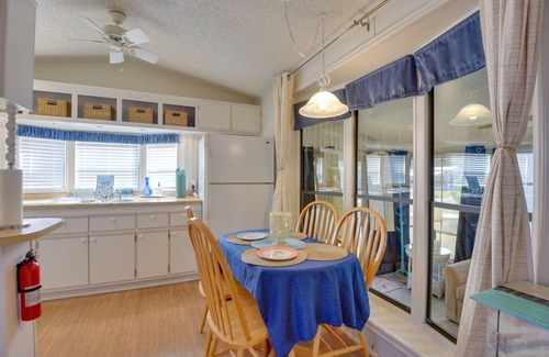 Braden River Cabaña | Sunlit Sarasota Cottage w/ Screened Porch!