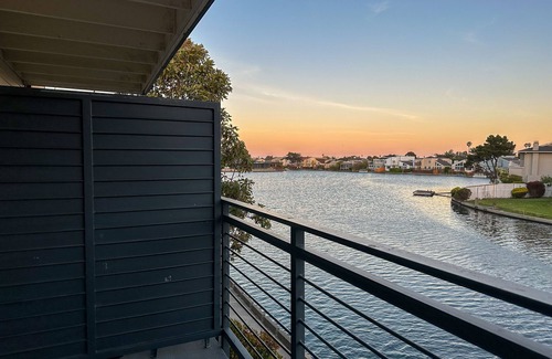 Foster City Apartamento | Sunlit Serenity: Waterfront Bliss in Foster City - Easy Bay Area Access
