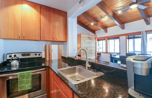 Tahoe Woods Apartamento | Condominio de estudio que admite perros con terraza, piscina compartida, bañera de hidromasaje, tenis y gimnasio.