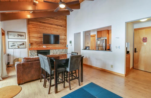 Tahoe Woods Apartamento | Condominio de estudio que admite perros con terraza, piscina compartida, bañera de hidromasaje, tenis y gimnasio.