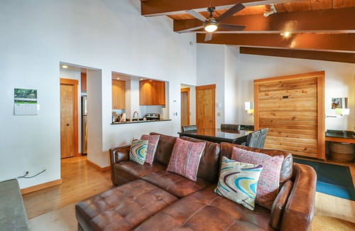 Tahoe Woods Apartamento | Condominio de estudio que admite perros con terraza, piscina compartida, bañera de hidromasaje, tenis y gimnasio.