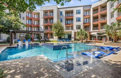 Vickery Meadow Apartamento | Sunlit Suite w Resort Pool - Gym by Midtown Blvd