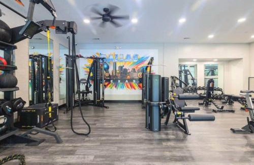 Vickery Meadow Apartamento | Sunlit Suite w Resort Pool - Gym by Midtown Blvd