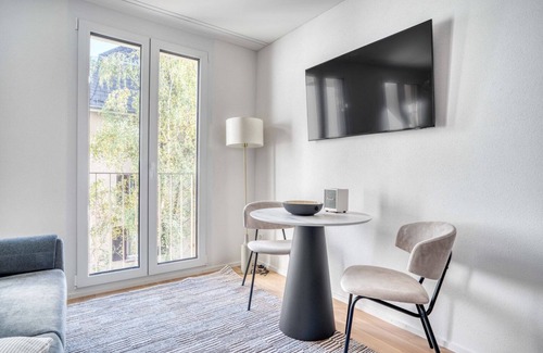 Sihlfeld Apartamento | Sunlit Wiedikon 1 Room w/ Storage & W/D, 1 min to Market, by Blueground