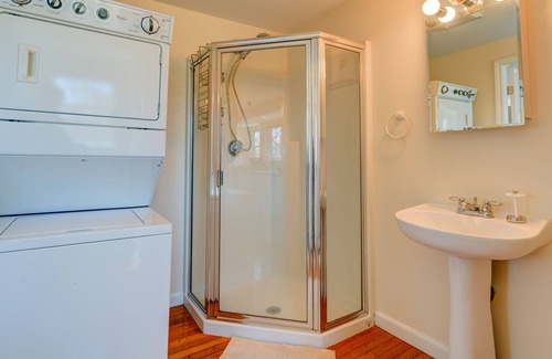 Edgartown Apartamento | ¡NUEVO LISTADO! Estudio iluminado por el sol con terraza y vistas privadas, cerca de playas, senderos y la ciudad.