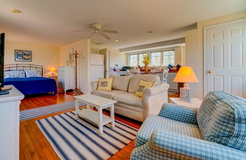 Edgartown Apartamento | ¡NUEVO LISTADO! Estudio iluminado por el sol con terraza y vistas privadas, cerca de playas, senderos y la ciudad.