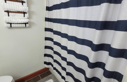 Oak Harbor Condominio | Sunnie Days condo on Lake Erie. In Oak Harbor, 2 minute walk to the lake.