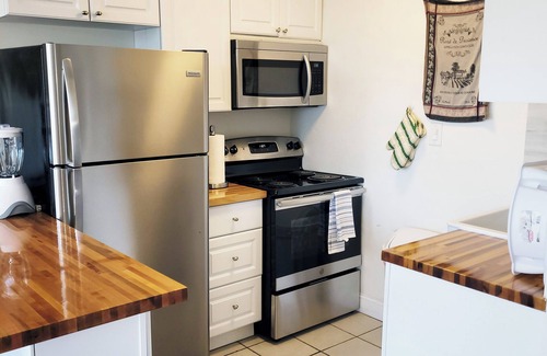 Queens Apartamento | Sunny 1-bedroom in charming Bayside close to restaurants and Bayside train
