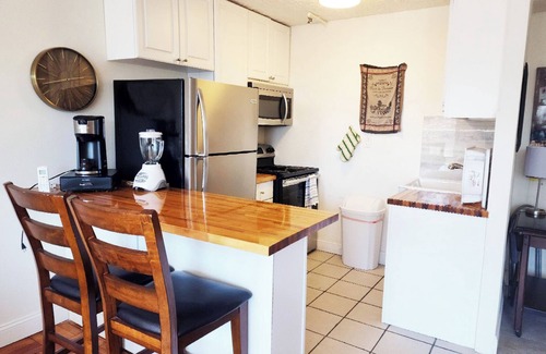 Queens Apartamento | Sunny 1-bedroom in charming Bayside close to restaurants and Bayside train