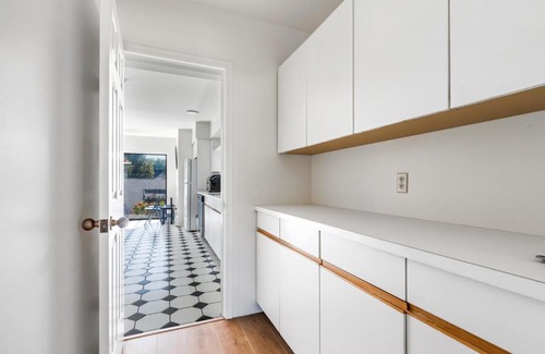 West Side Casa | Sunny 1-Bedroom Private Rooms in Charming Vancouver