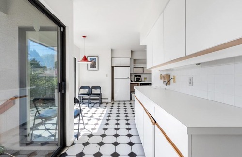 West Side Casa | Sunny 1-Bedroom Private Rooms in Charming Vancouver