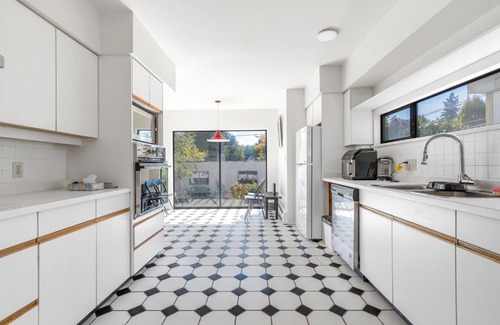 West Side Casa | Sunny 1-Bedroom Private Rooms in Charming Vancouver