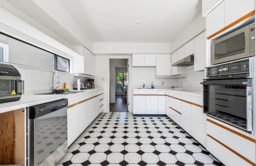 West Side Casa | Sunny 1-Bedroom Private Rooms in Charming Vancouver