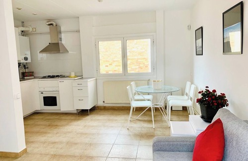 Gracia Apartamento | Sunny 2 BD Penthouse in Gracia. Virreina Square