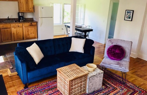 Stowe Apartamento | Sunny 2 Bdrm - Mtn Views, Close to Everything!