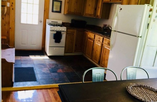 Stowe Apartamento | Sunny 2 Bdrm - Mtn Views, Close to Everything!
