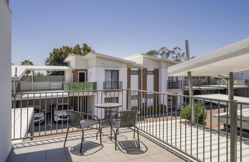 Cannington Apartamento | Sunny 2-Bed in Quiet Location with Balcony