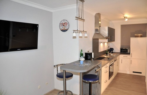 Scharbeutz Apartamento | Soleado apartamento de 2 habitaciones cerca de la playa con balcón y vista parcial al mar
