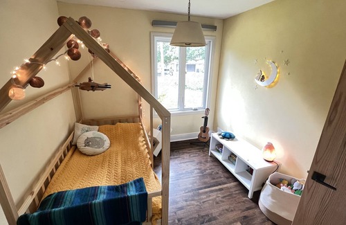 Beaconsfield Casa | Sunny 2-storey child friendly home near lake – minutes to downtown MTL