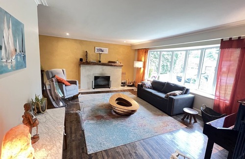 Beaconsfield Casa | Sunny 2-storey child friendly home near lake – minutes to downtown MTL