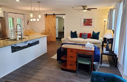 Belvedere Park Casa | Sunny 2BD 3BA, 10 mins to Square