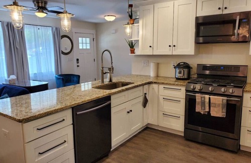 Belvedere Park Casa | Sunny 2BD 3BA, 10 mins to Square