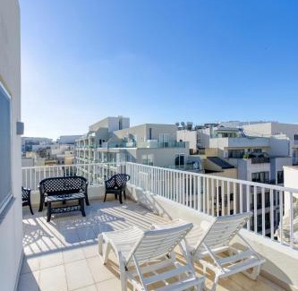 San Gwann Apartamento | Sunny 2BR Penthouse with Spacious Rooftop Terrace by 360 Estates