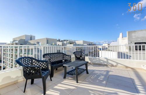 San Gwann Apartamento | Sunny 2BR Penthouse with Spacious Rooftop Terrace by 360 Estates