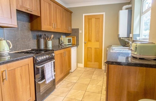 Pakefield Casa | Sunny 3BR Coastal Escape Walk to Beach Nearby