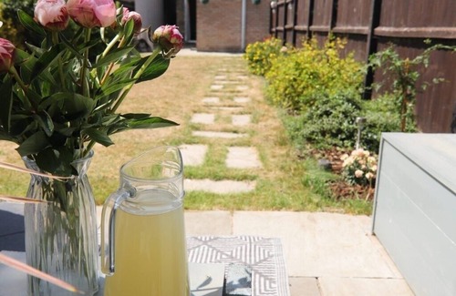 Pakefield Casa | Sunny 3BR Coastal Escape Walk to Beach Nearby