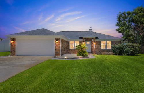 Gulf Breeze Casa | Sunny 3BR with Hot Tub & Game Room Home
