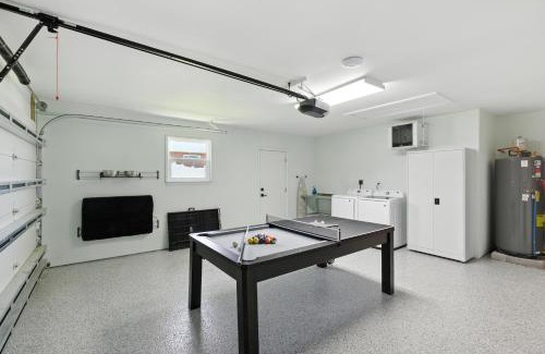 Gulf Breeze Casa | Sunny 3BR with Hot Tub & Game Room Home